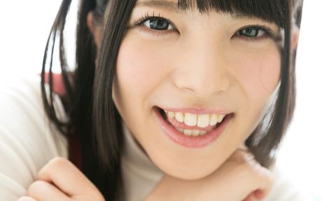 A: アジアの美女、上原亜衣が大きな胸を披露し、白いパンティーでポーズをとる