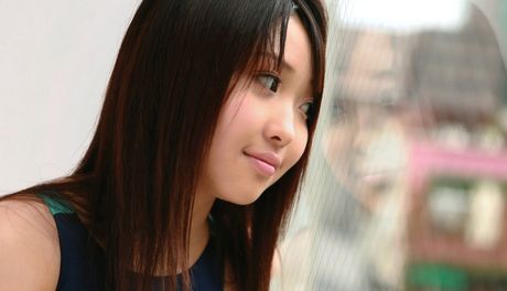 亞洲封面女郎末永芳子身著泳衣展示小巧乳房