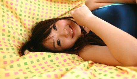 亞洲封面女郎末永芳子身著泳衣展示小巧乳房