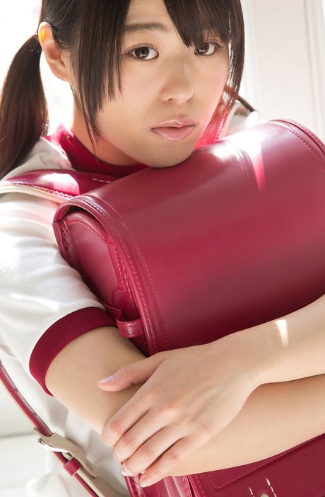 Asian girl Tsugumi Mutou gets naked in a gym to show her nice ass