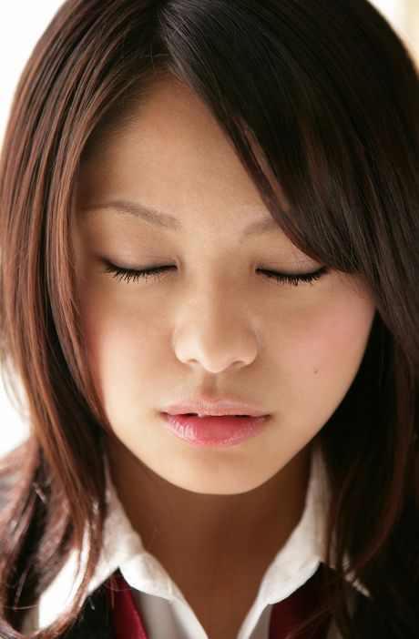 她穿著白色內褲，露出小乳房，擺出各種姿勢