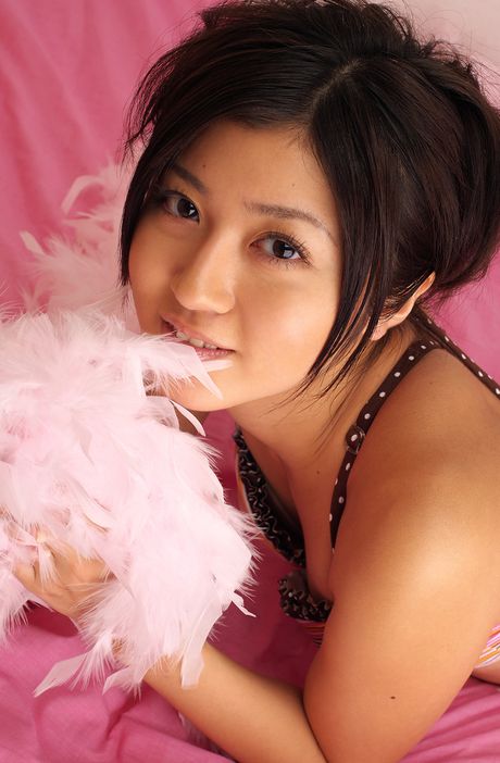 Den asiatiske covergirl Mami Matsuyama viser sine store bryster frem og poserer solo