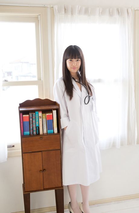アジア人医師の西野小春が白いストッキングを脱いで胸を誇示