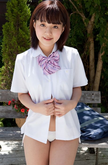 日本女學生宮野瞳 (Hitomi Miyano) 展現她嬌小的乳房和火辣的臀部