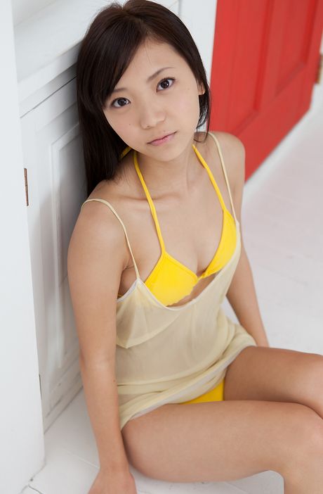 亞洲美女西濱 Fuuka 穿著比基尼展示她嬌小的乳房