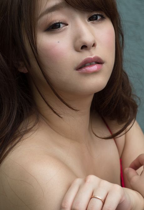 亞洲美女 Marina Shiraishi 展示她的巨乳，展現自然風光