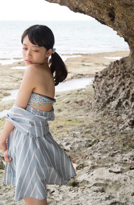 アジアの女の子、西野小春がドレスを脱いで胸を露出