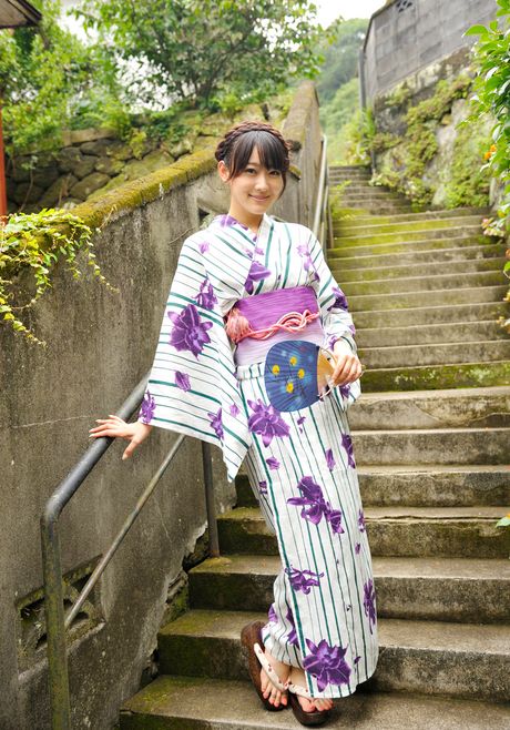 Den asiatiske skønhed Shou Nishino afslører sine små bryster og viser sin naturlige form i en solo