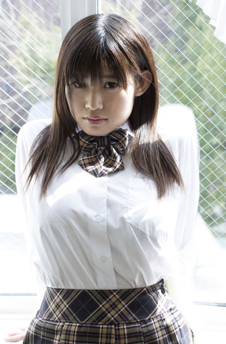 女學生櫻井梨花露出她巨大的乳房並穿著絲襪擺姿勢