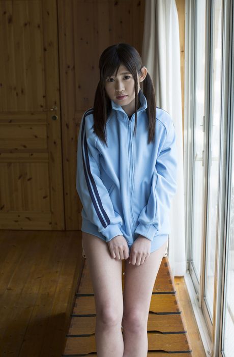 亞洲女孩櫻井梨花在健身房裸體自拍照