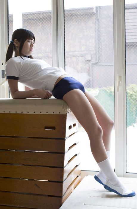 亞洲女孩櫻井梨花在健身房裸體自拍照