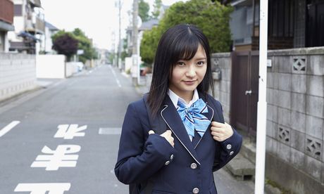 黑髮美女西永彩奈在單人脫衣舞中展現火辣身材