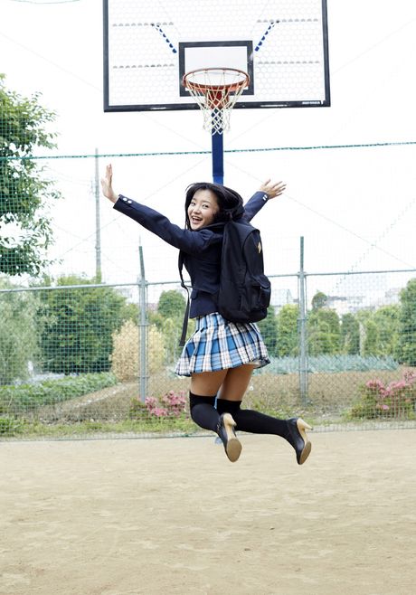 黑髮美女西永彩奈在單人脫衣舞中展現火辣身材