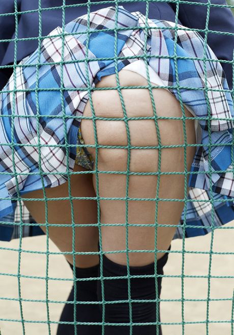 黑髮美女西永彩奈在單人脫衣舞中展現火辣身材