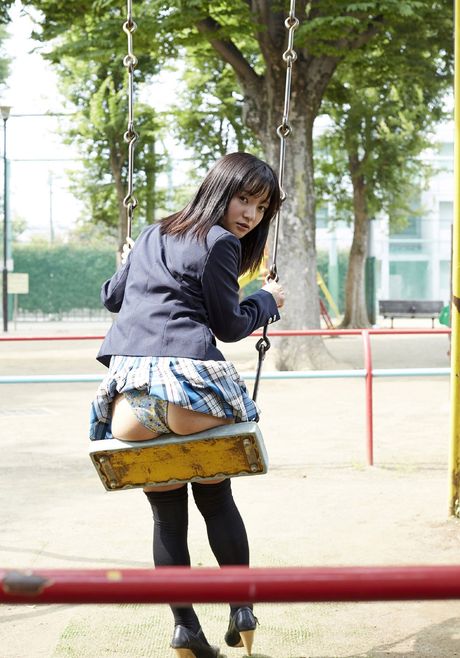 黑髮美女西永彩奈在單人脫衣舞中展現火辣身材