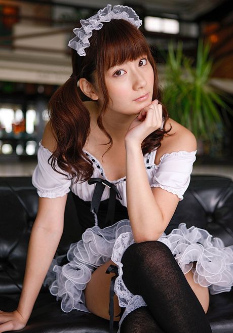 棕色眼睛的日本美女戴著女僕頭飾和長襪擺姿勢