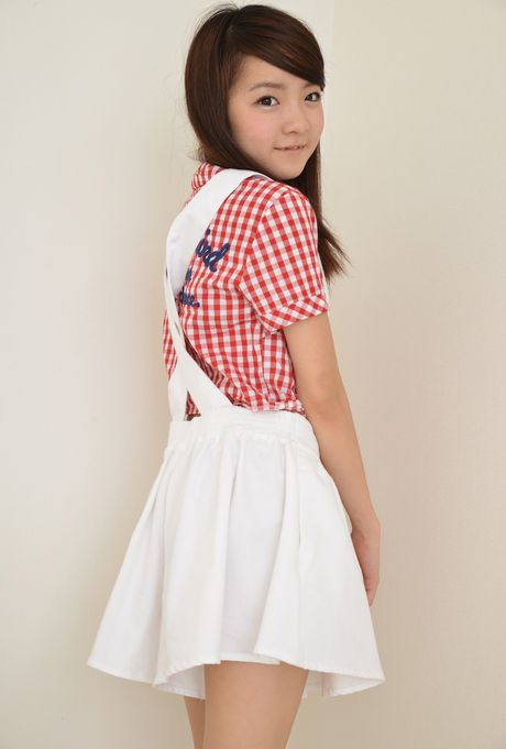 A: Asiatisk skønhed Yui Saotome bliver nøgen på en sofa i høje hæle