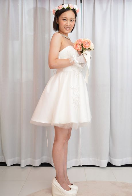 亞洲新娘 Mari Taguchi 戴著白手套和長襪裸體