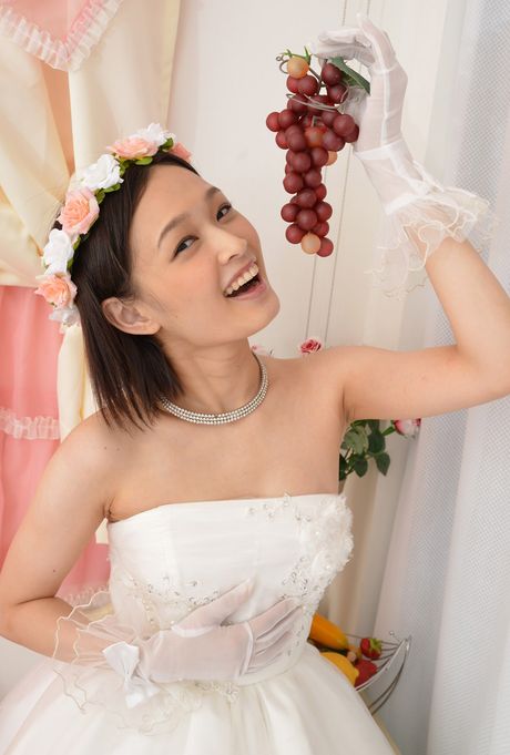 亞洲新娘 Mari Taguchi 戴著白手套和長襪裸體