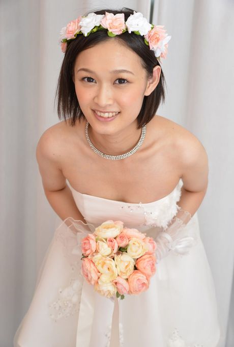 亞洲新娘 Mari Taguchi 戴著白手套和長襪裸體