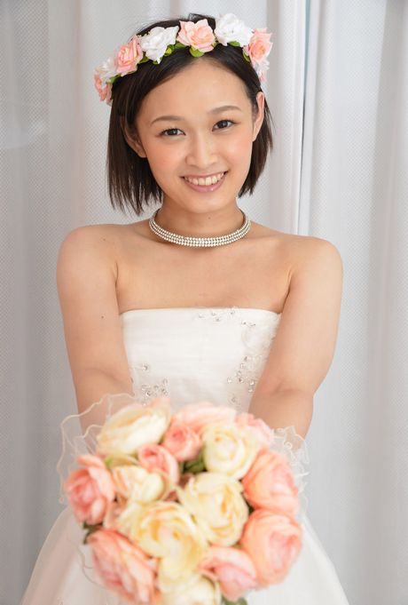 亞洲新娘 Mari Taguchi 戴著白手套和長襪裸體