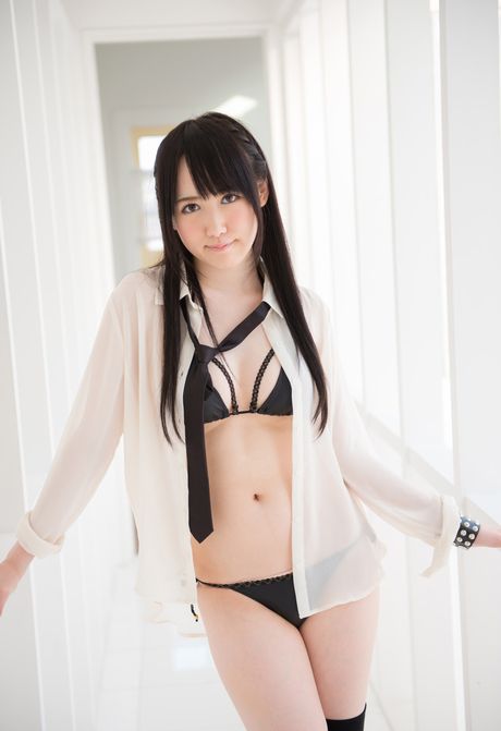 Asiatisk pige Arisa tager sit tøj af og poserer i sorte strømper