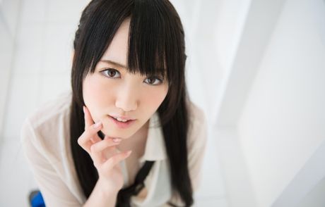 Asiatisk pige Arisa tager sit tøj af og poserer i sorte strømper