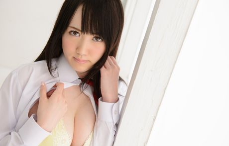 亞洲美女 Arisa 穿著校服炫耀她平坦的乳房和性感的臀部