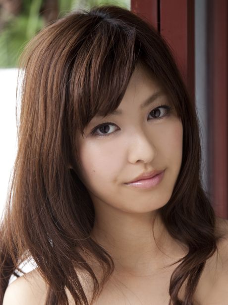 亞洲封面女郎 Yurika Tachibana 展示她的小乳房並擺出獨奏姿勢