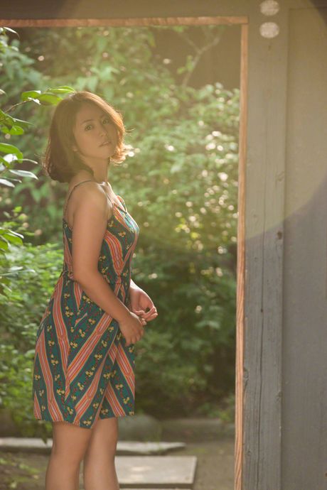 亞洲美女 Sayaka Isoyama 在花園裡展示她的小乳房和姿勢