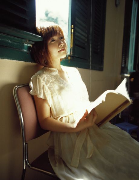 Fantastisk asiatisk babe Natsumi Abe viser sine små bryster og sin glatbarberede fisse frem