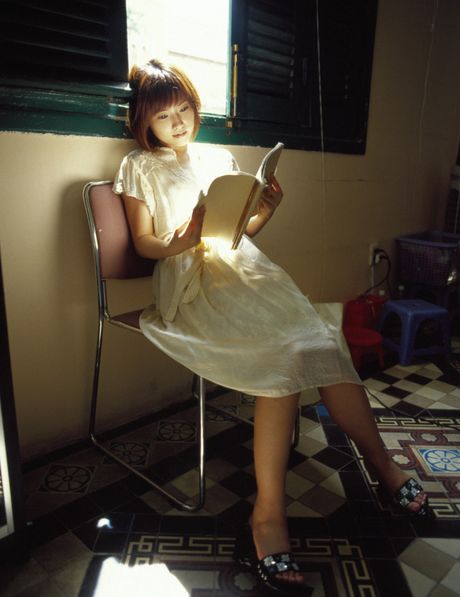 Fantastisk asiatisk babe Natsumi Abe viser sine små bryster og sin glatbarberede fisse frem