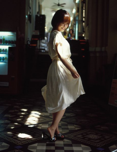 Den engleagtige asiatiske teenager Natsumi Abe afslører sine små, små bryster og sin skaldede fisse