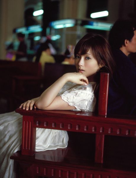 Den engleagtige asiatiske teenager Natsumi Abe afslører sine små, små bryster og sin skaldede fisse