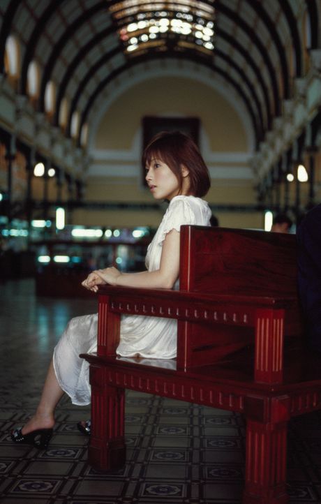 Den engleagtige asiatiske teenager Natsumi Abe afslører sine små, små bryster og sin skaldede fisse