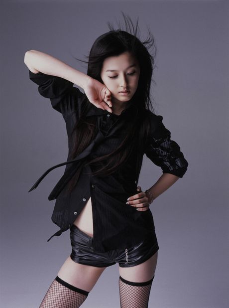 久住小春はセクシーな体を披露するのが大好きな日本の美女です