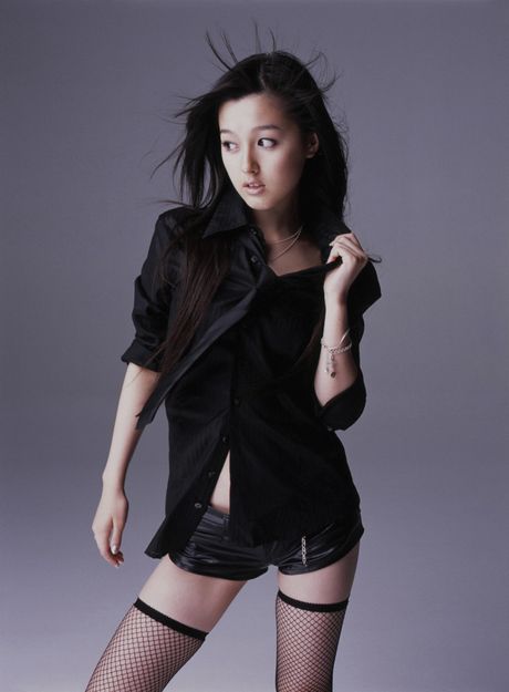 久住小春はセクシーな体を披露するのが大好きな日本の美女です