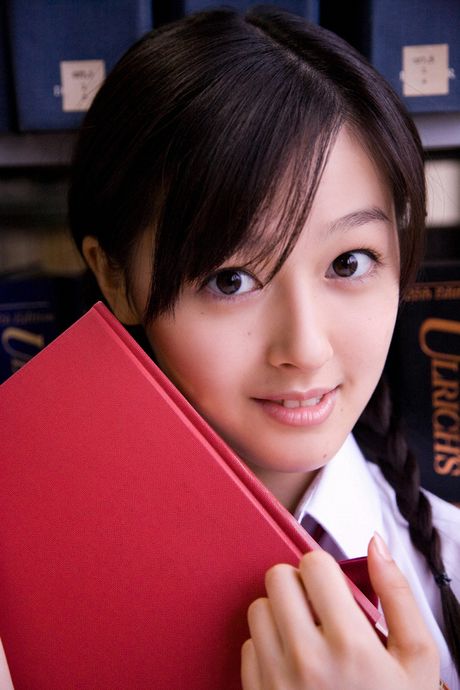 久住小春はセクシーな体を披露するのが大好きな日本の美女です