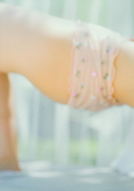 Den asiatiske skønhed Yuko Oshima tager sin kjole af og viser sin udraperede figur frem i havet