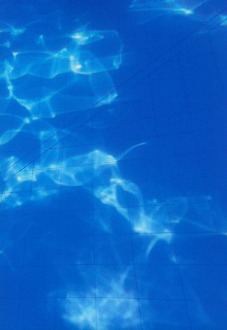 Den asiatiske skønhed Yuko Oshima tager sin kjole af og viser sin udraperede figur frem i havet