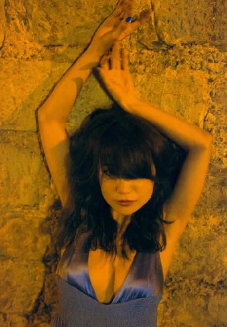 Den asiatiske skønhed Yuko Oshima tager sin kjole af og viser sin udraperede figur frem i havet