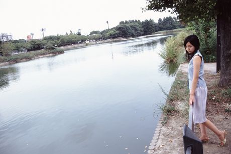 亞洲美女 Risa Yoshiki 身穿學生製服在陽台上裸體