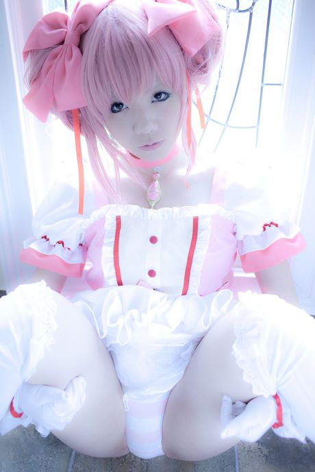 ピンク髪の田中マナちゃんがセクシーなお尻を披露し、オマンコを広げる