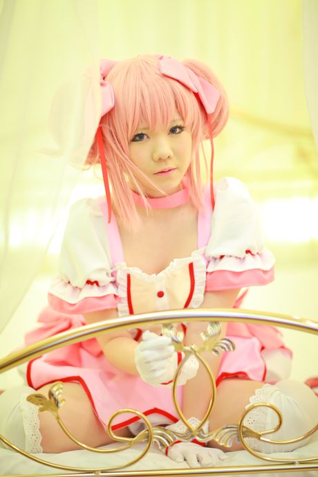 ピンク髪の田中マナちゃんがセクシーなお尻を披露し、オマンコを広げる