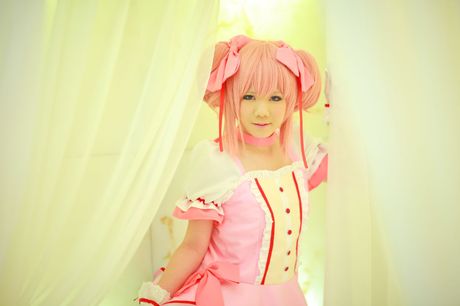 粉紅色頭髮的女孩 Mana Tanaka 展示她火熱的臀部並張開她的陰部