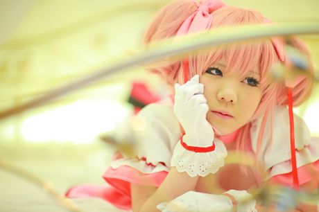 ピンク髪の田中マナちゃんがセクシーなお尻を披露し、オマンコを広げる