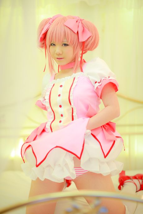 ピンク髪の田中マナちゃんがセクシーなお尻を披露し、オマンコを広げる