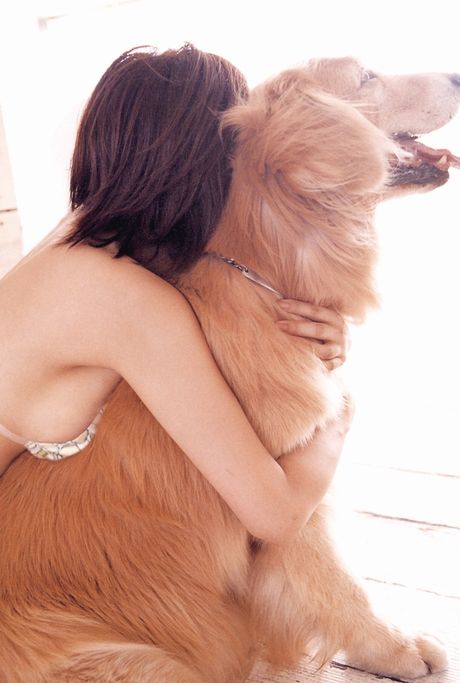 アジアンドールの白石美帆が毛布の上でセクシーに裸になる