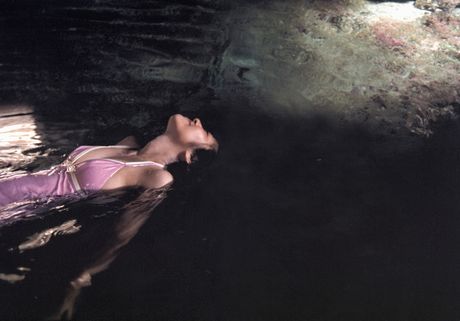 亞洲娃娃白石美穗以性感的方式裸體躺在毯子上