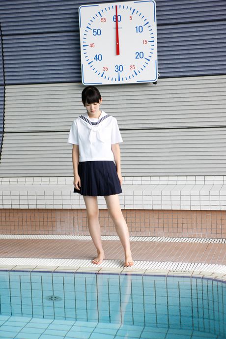 Fantastiske asiatiske Airi Suzuki stripper sin skoleuniform og afslører sine naturlige små bryster